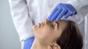 médico analisando nariz para rinoplastia