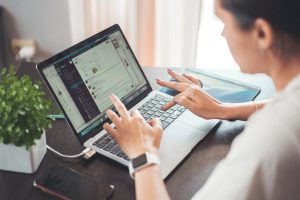 quando posso voltar ao trabalho após a rinoplastia - mulher de perfil com notebook na mesa